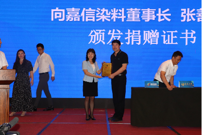 一群人站在臺上描述已自動生成