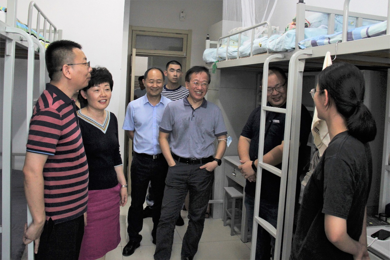 一群人站在一起描述已自動生成